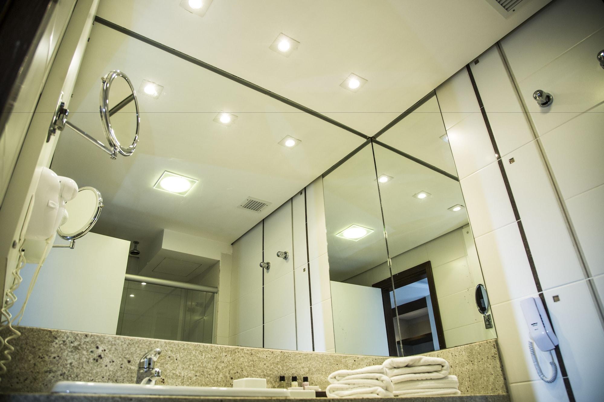 Parque Balneario Hotel Santos By Castelo Itaipava Экстерьер фото Bathroom mirrors