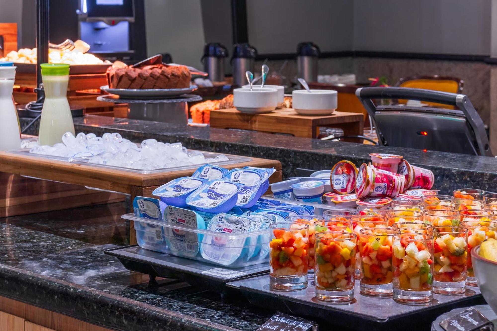 Parque Balneario Hotel Santos By Castelo Itaipava Экстерьер фото A buffet at a hotel