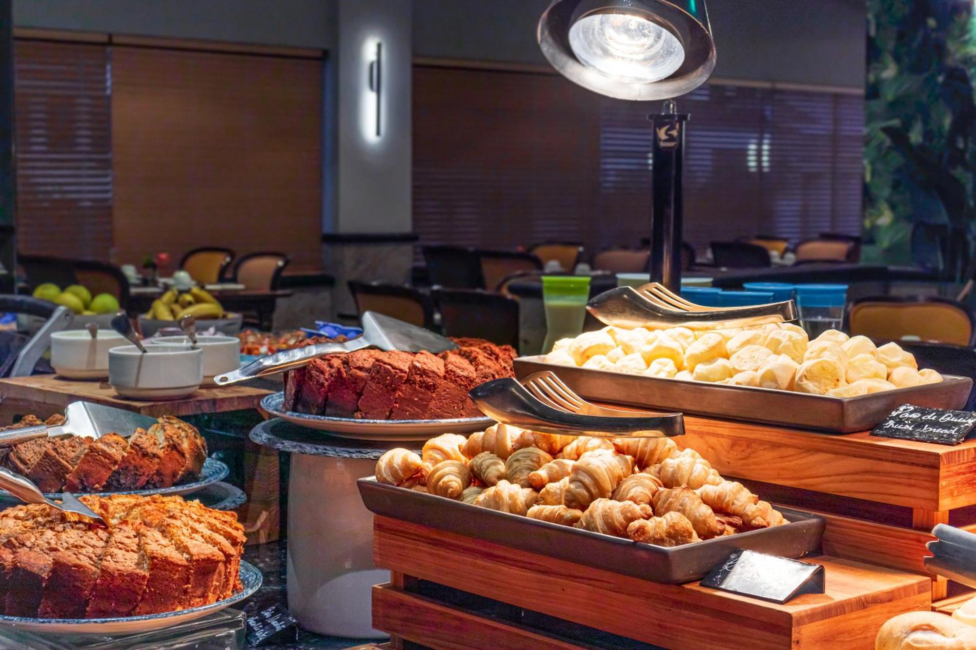 Parque Balneario Hotel Santos By Castelo Itaipava Экстерьер фото A buffet at a hotel